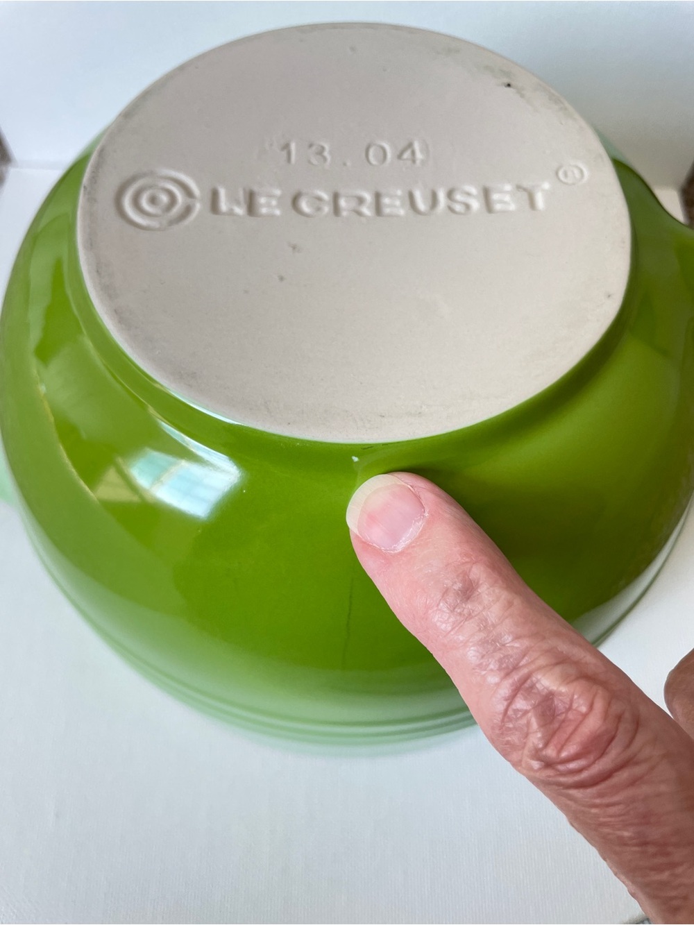 Le Creuset Kiwi Ombré 2 Qt Stoneware Batter Bowl w/ Spout Discontinued - Picture 10 of 14